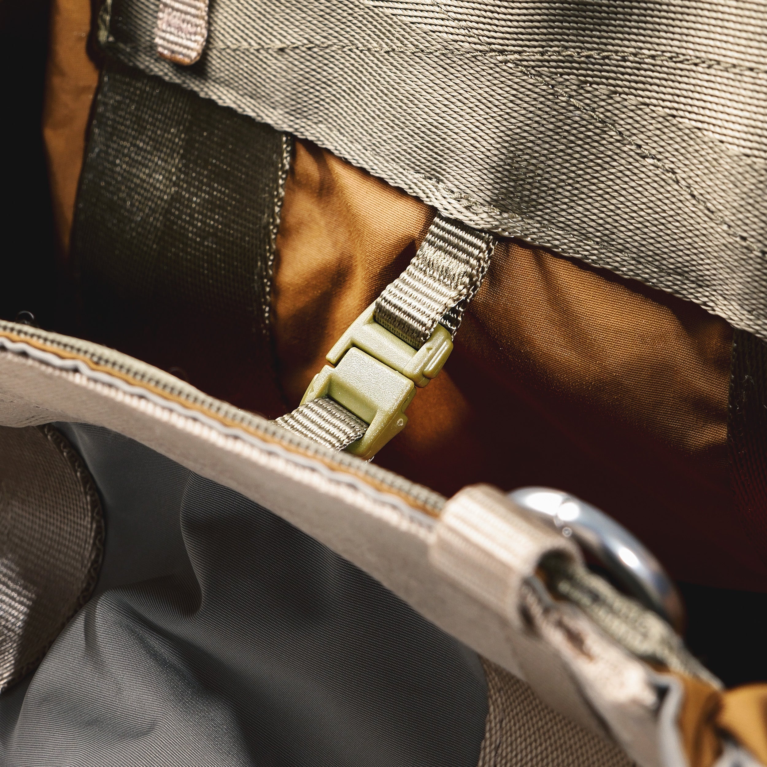 Summit Tote Medium – Topologie EU