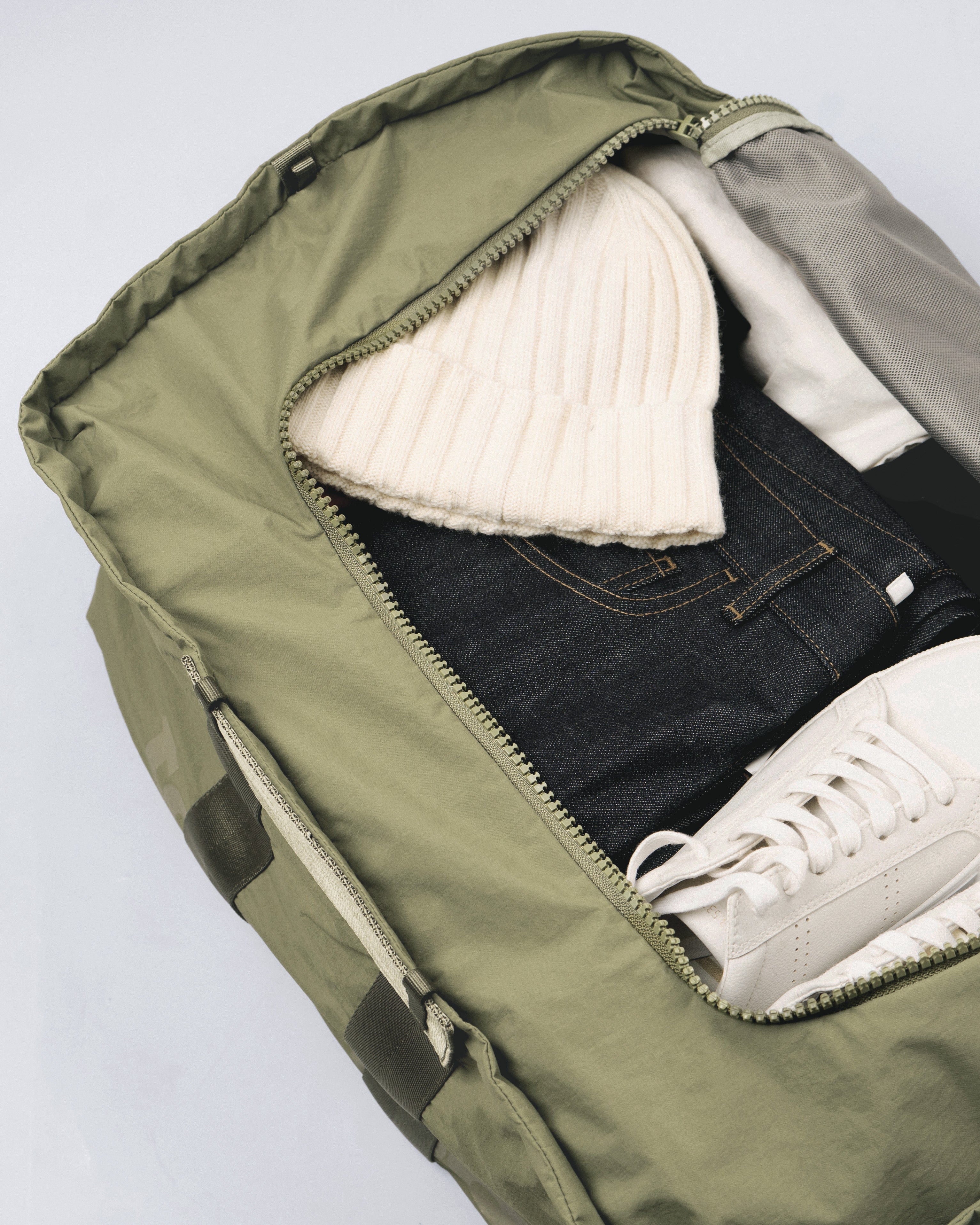 Summit Duffle Medium / Black / Bungee Strap / Black (Synthetic Leather)