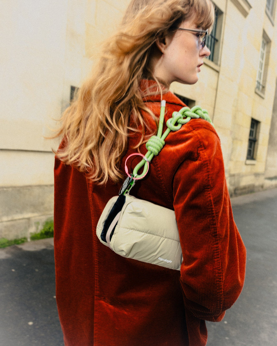 Bottle Sacoche Medium / Topologie Red / Puffer Strap / Marshmallow